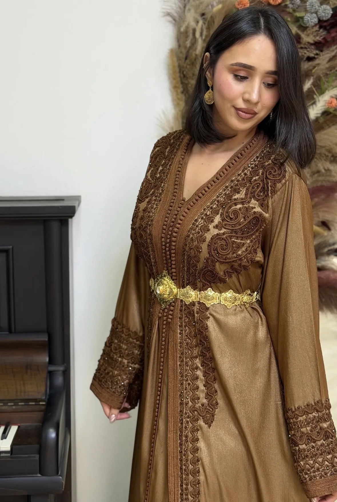 Caftan camel en soie irisée orné de passementerie brune et ceinture dorée