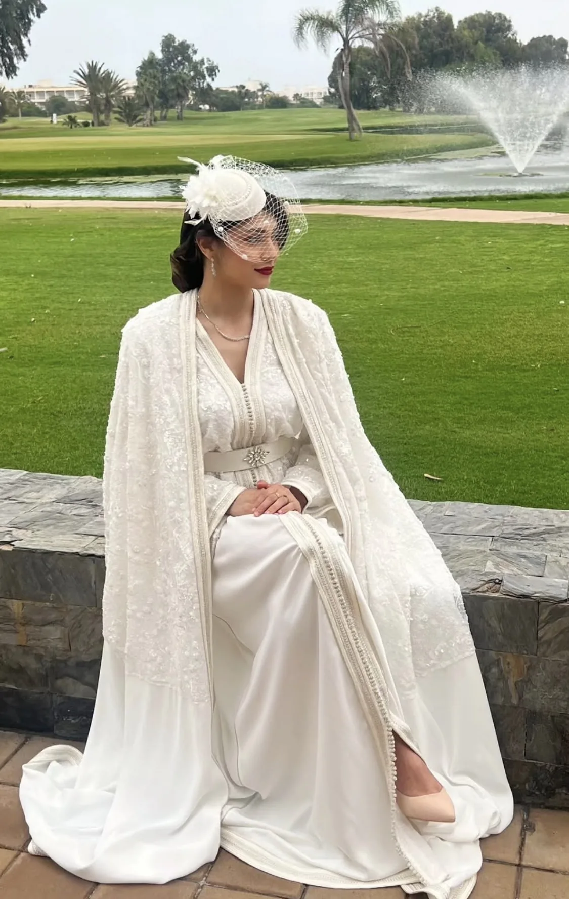 Caftan de mariée blanc en soie perlée avec cape brodée