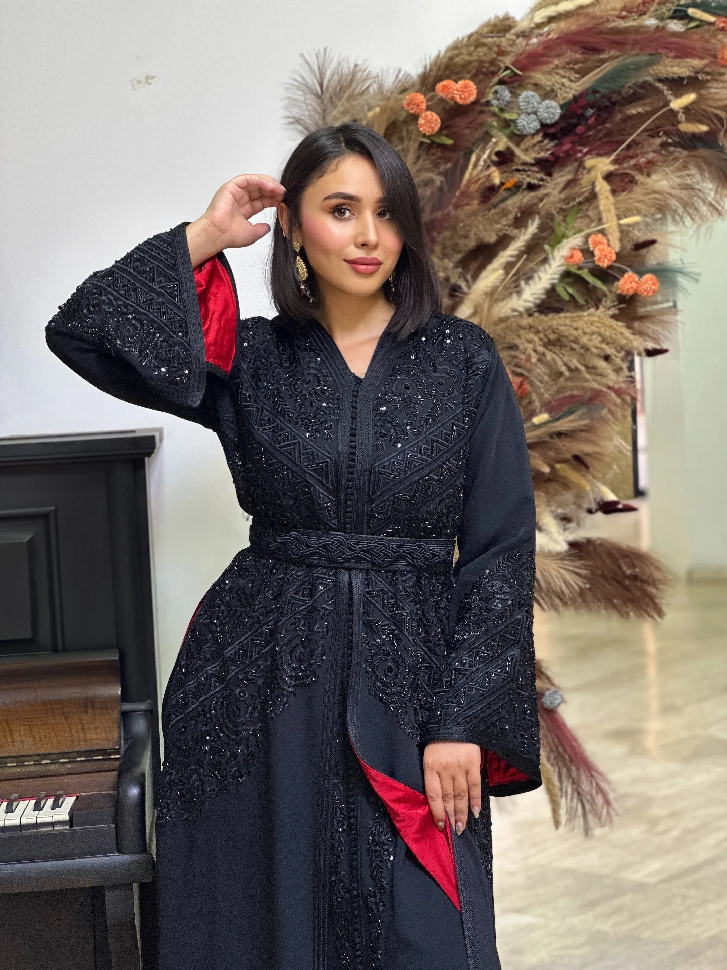 Caftan noir brodé de sequins avec doublure rubis, ceinture tressée