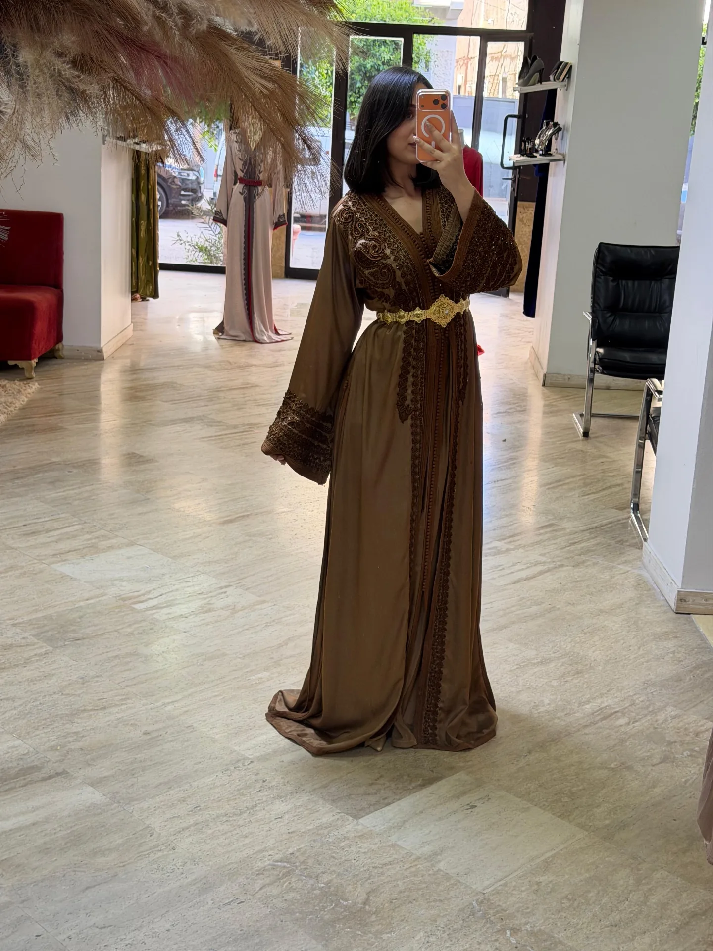 Caftan bronze en satin à cannetille brune, ceinture dorée ciselée