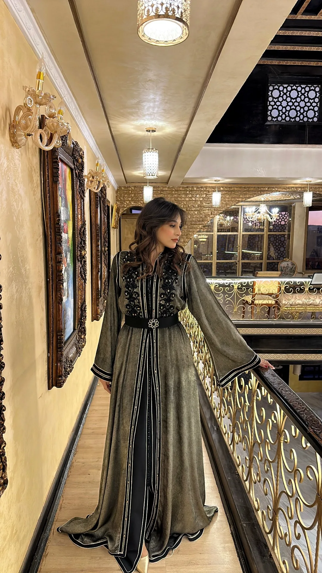 Caftan kaki en velours brodé de perles noires, vue de pied