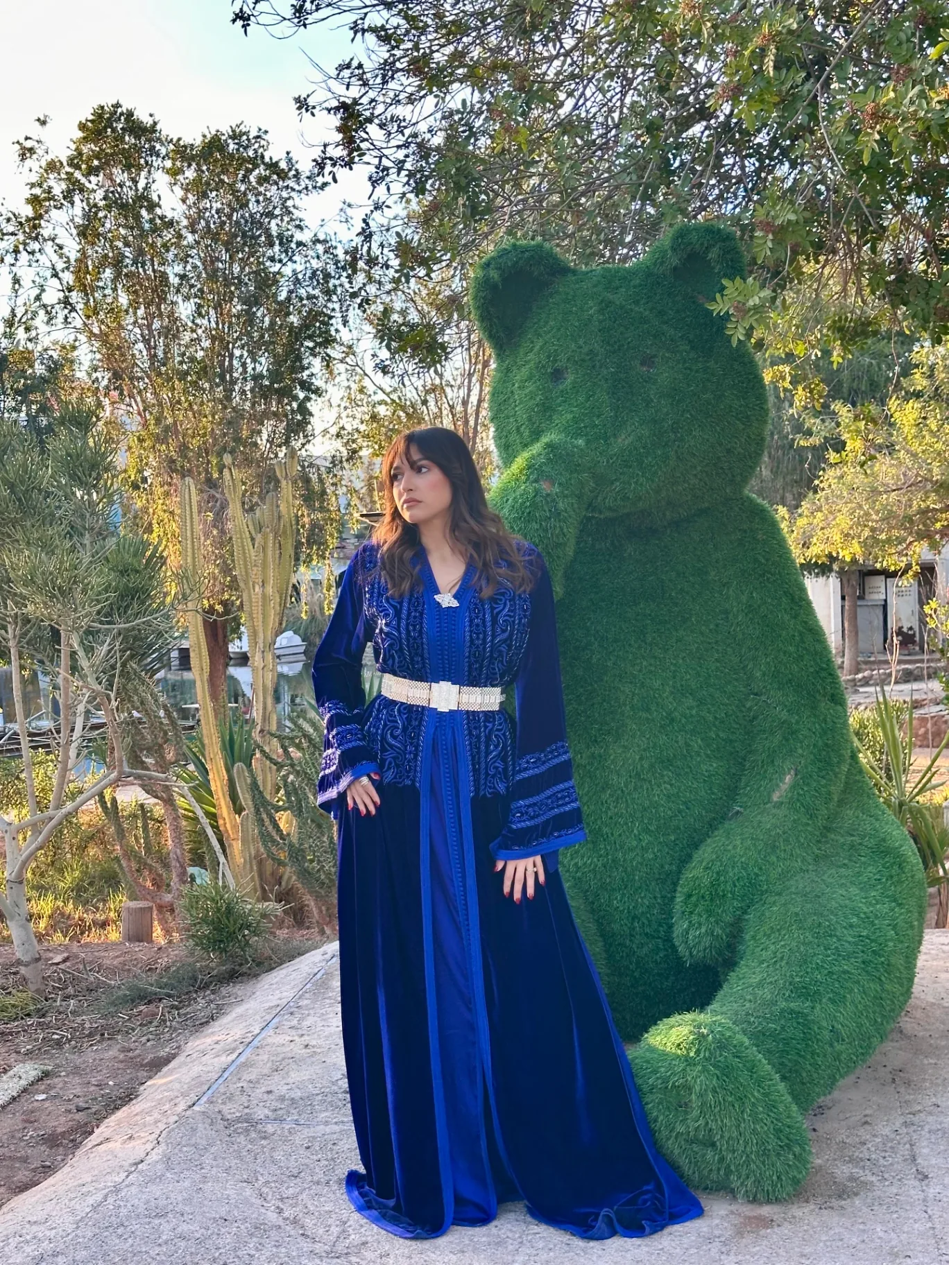 Caftan en velours bleu roi à sfifa ton sur ton et ceinture cristal