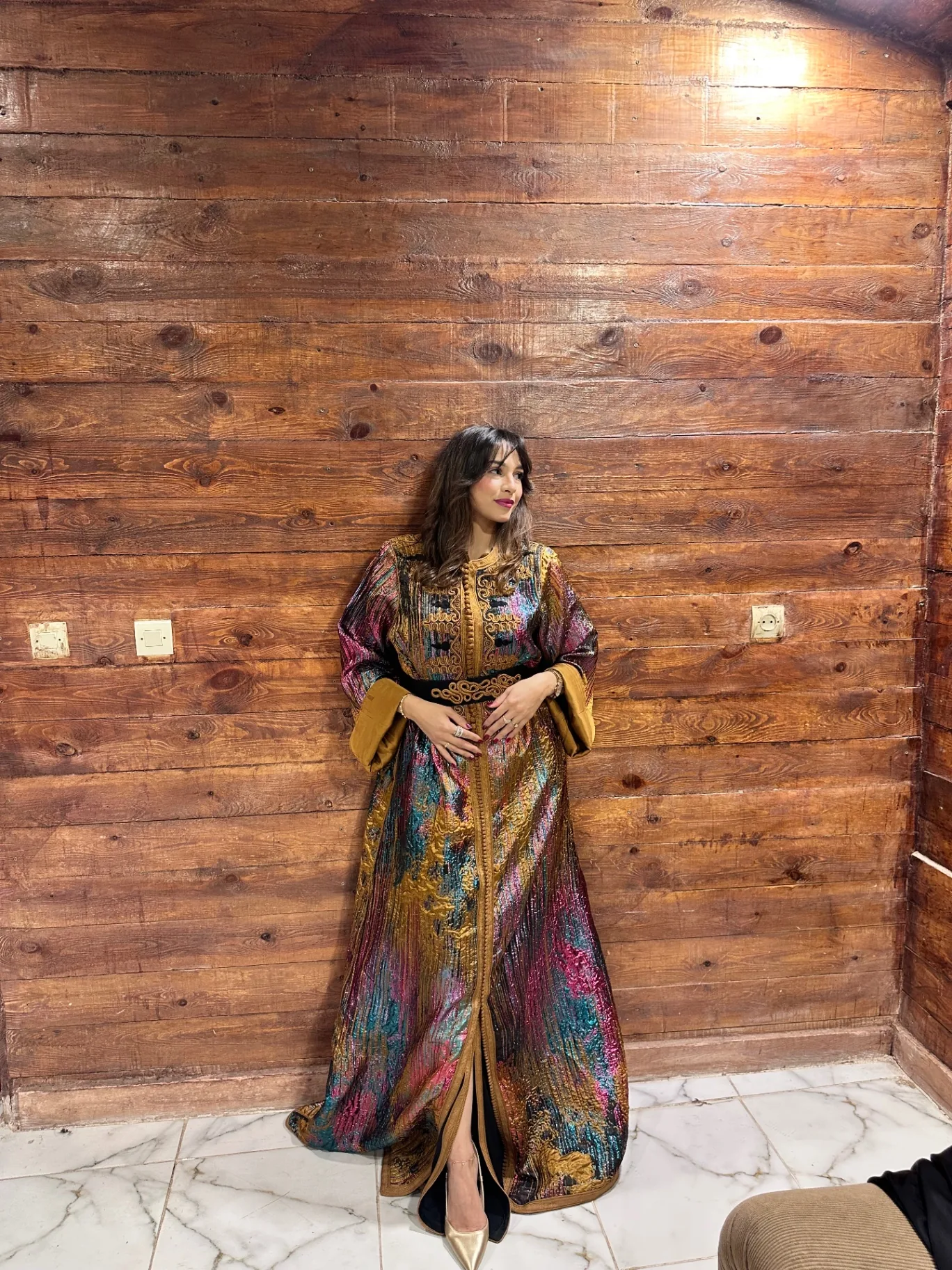 Caftan en lamé multicolore à ceinture velours noir brodée or