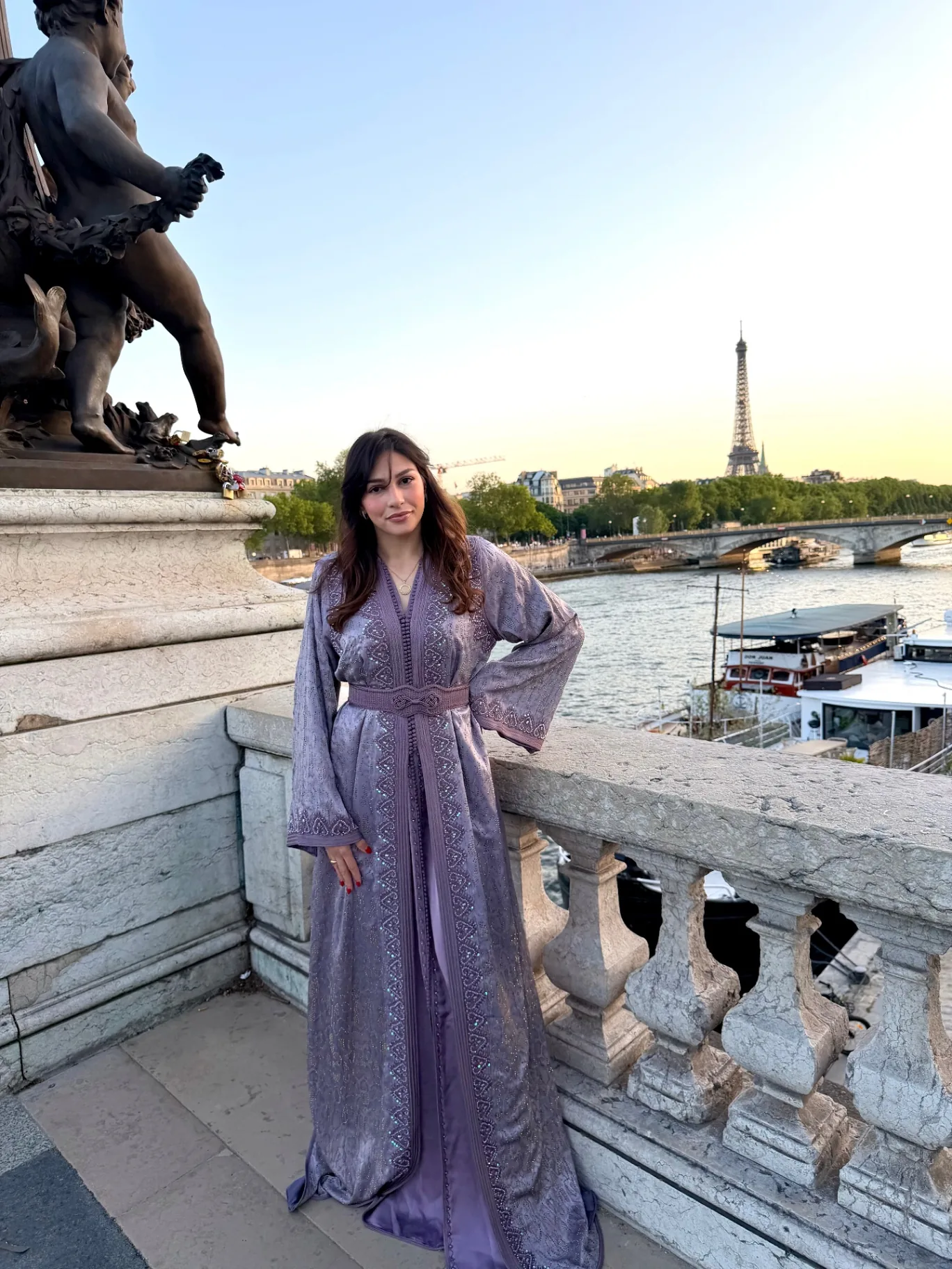 Caftan mauve poudré vu de pied, broderies scintillantes et traîne