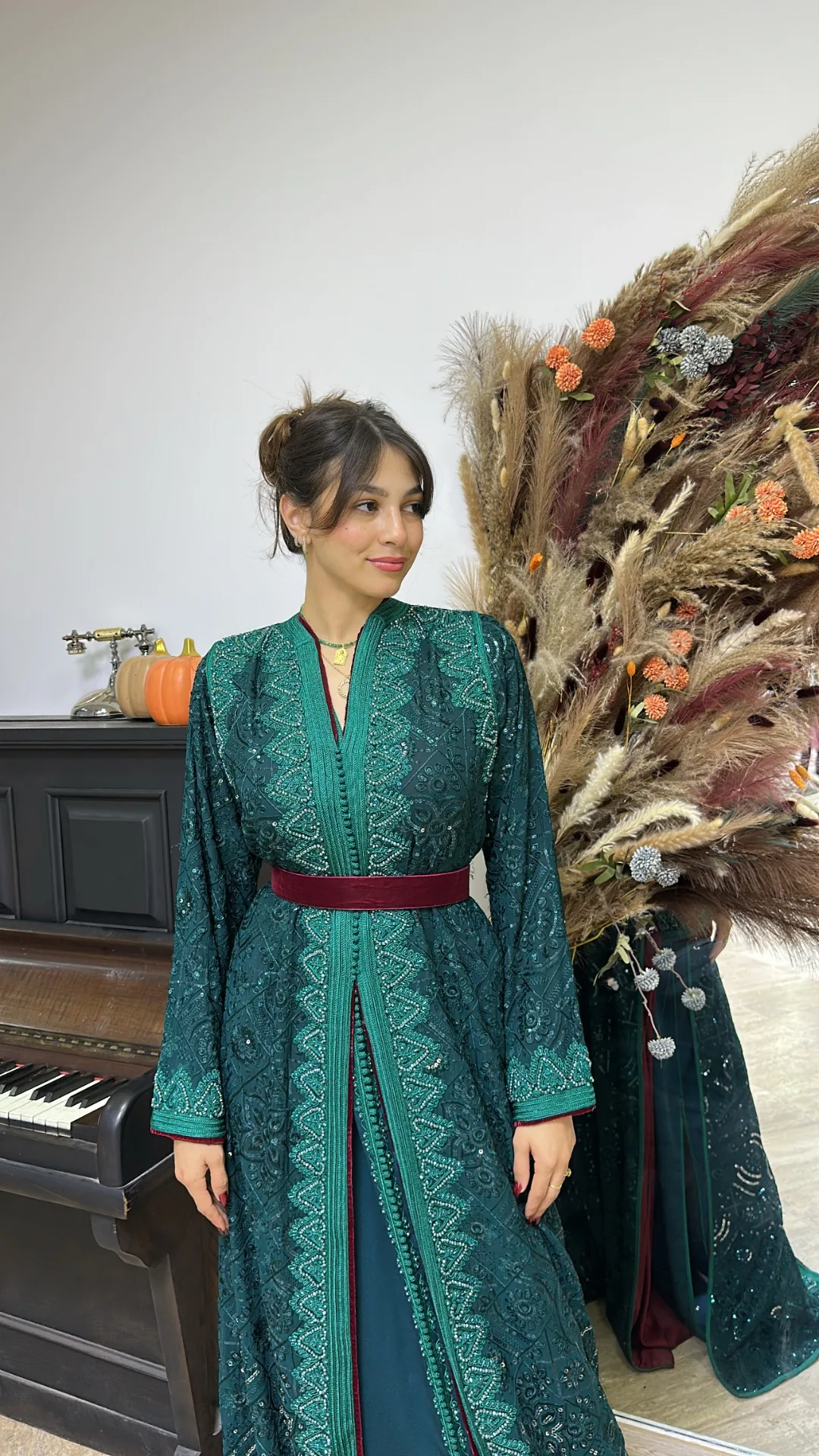Buste d'un caftan vert sapin pailleté à broderies argentées