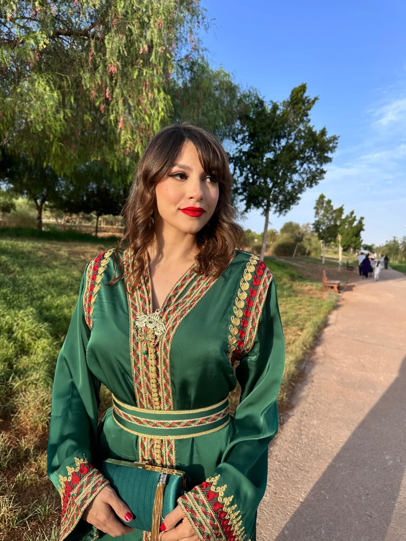 Buste d'un caftan vert émeraude à broderie dorée et ceinture assortie